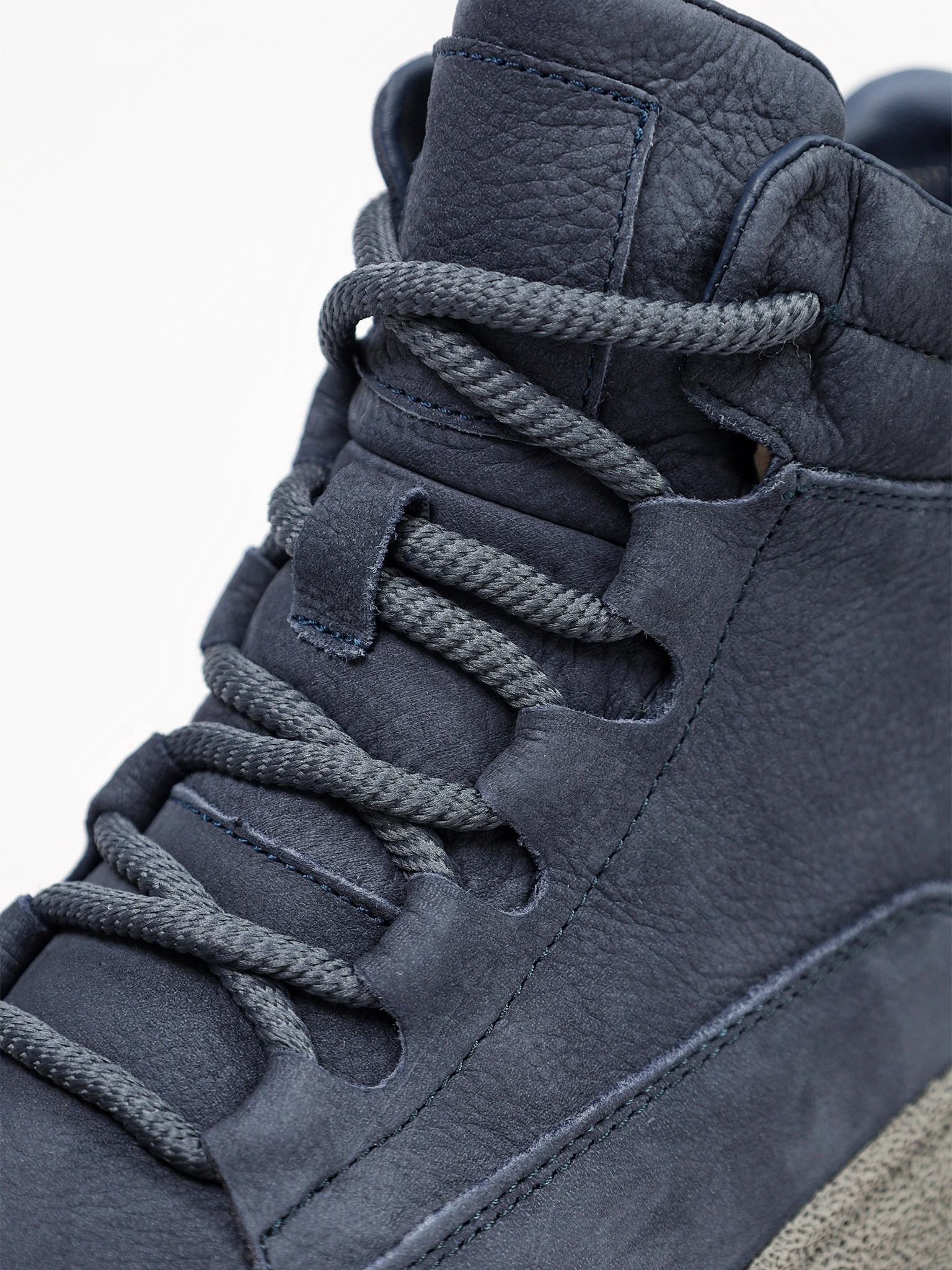 Ботинки синего цвета на средней рельефной платформе